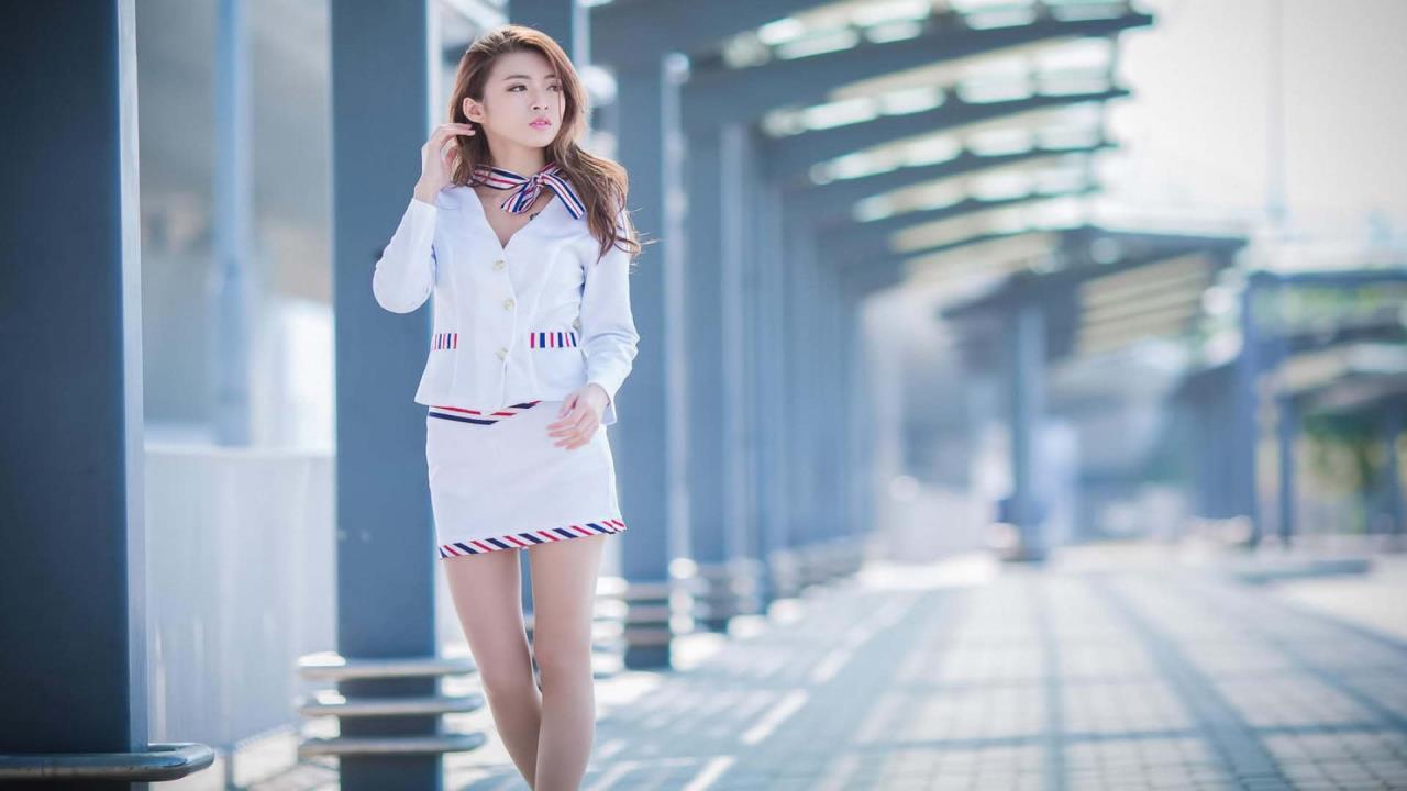 一面亲上边一面膜下边文字表达：窥探虚伪的社交面具